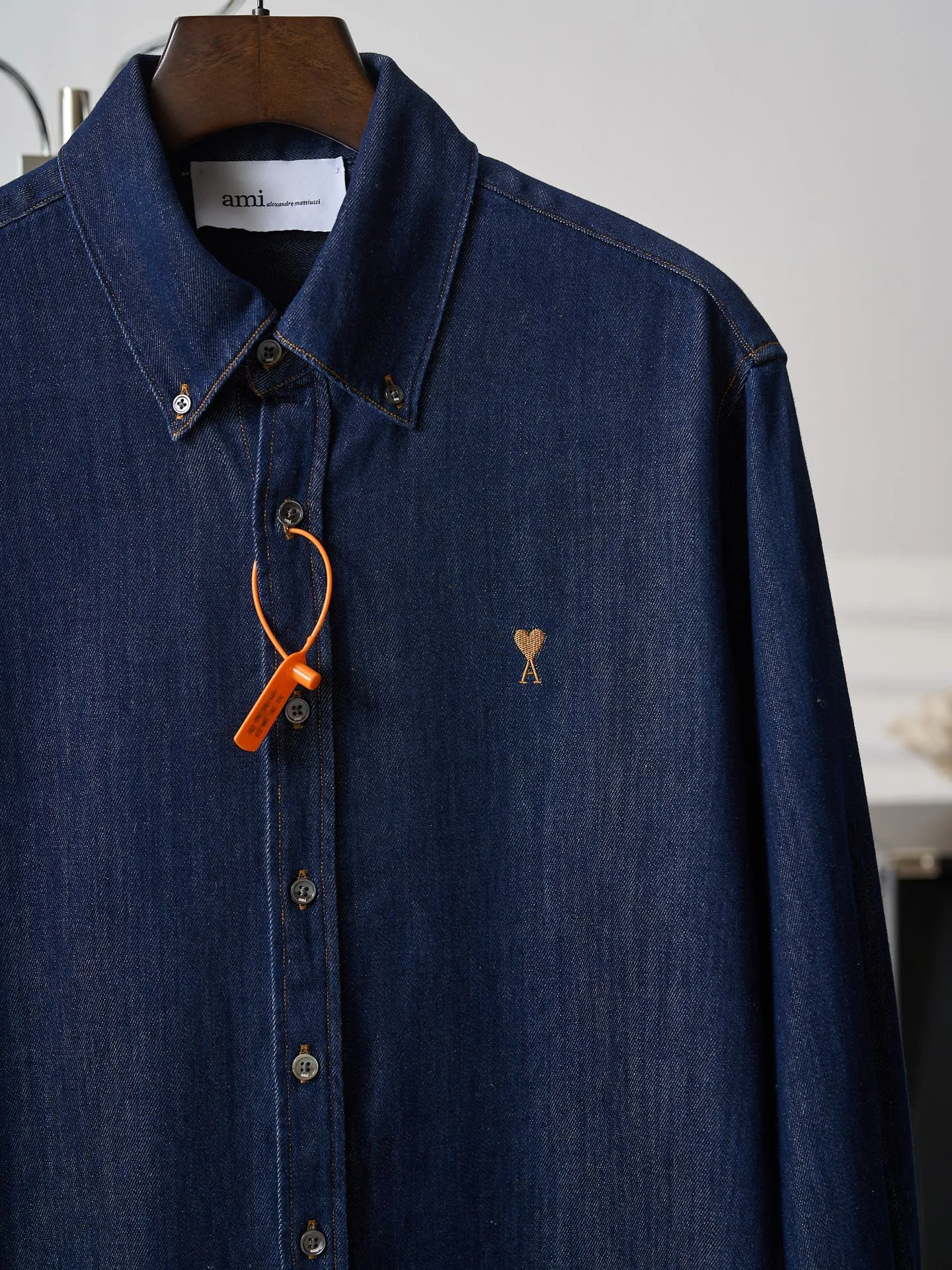 [Real auction] Ami/Ami Paris love embroidered denim long-sleeved shirt [In Stock] S M L Use advanced computer control systems and precision mechanical components to realize Ami's love embroidery work with high precision and smooth and delicate lines. Use fried sand hand-rubbing technology to cause natural fading and wear on the surface of the denim material by processing it on the sand frying machine. Then use special tools to physically damage the surface of the denim material by hand. Maintain the original texture and details while increasing its uniqueness. Stir-fry snowballs and stir-fry salt. Specially prepare the corresponding solution. Add a certain amount of dye and soak the denim material in it to absorb the solvent. Then scrub and dry to further fade and oxidize, resulting in a loose fit.